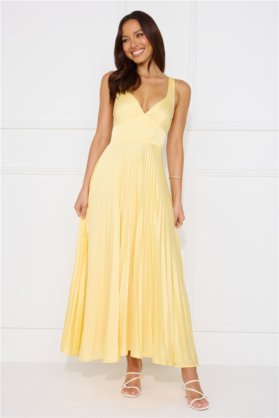Amelia | Elegancka Sukienka w Promieniach Słońca