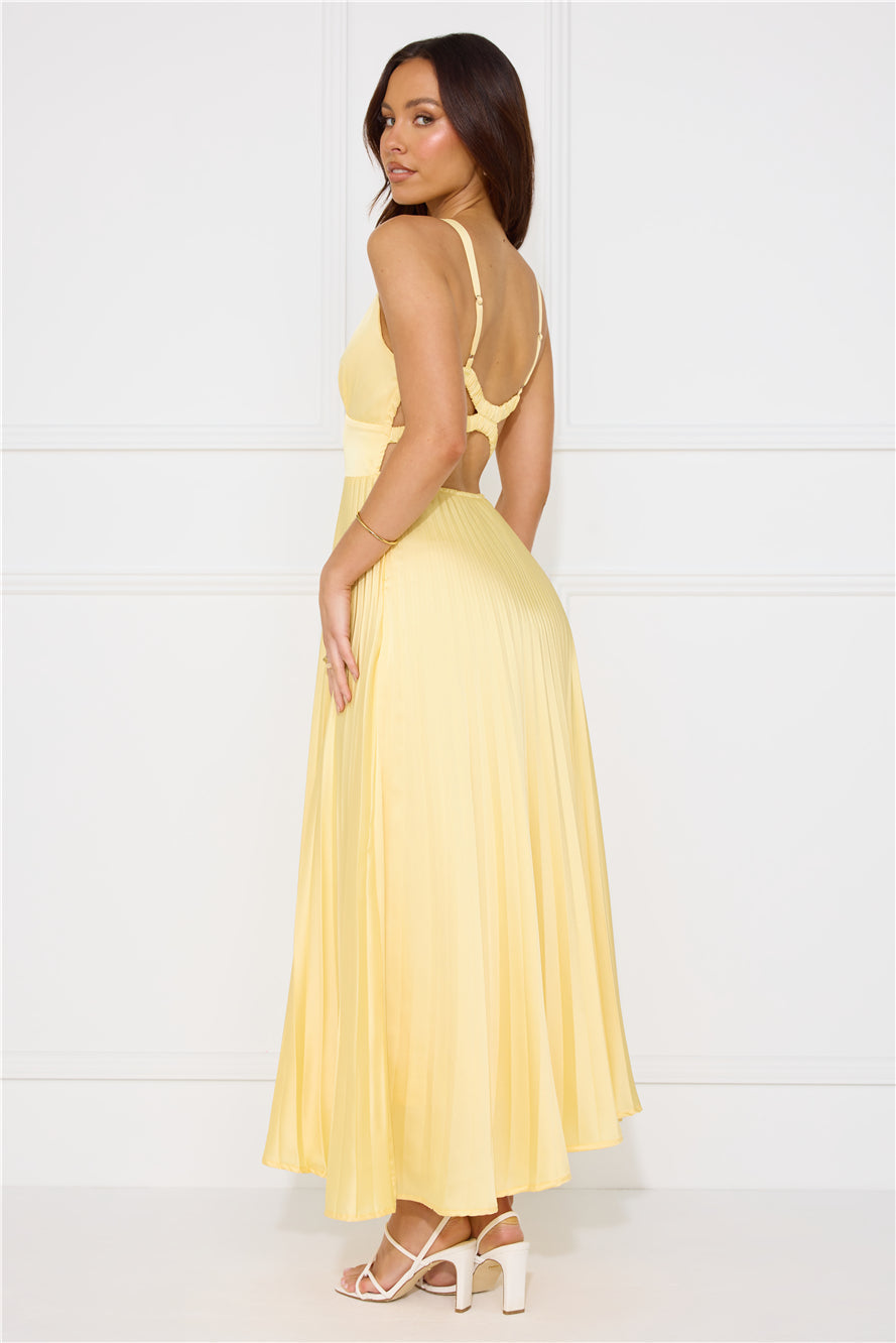 Amelia | Elegancka Sukienka w Promieniach Słońca