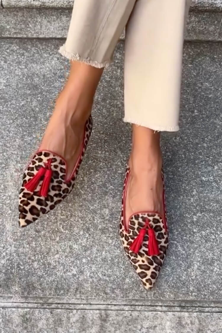 Sophie | Wskazujący loafers z czerwonymi frędzlami