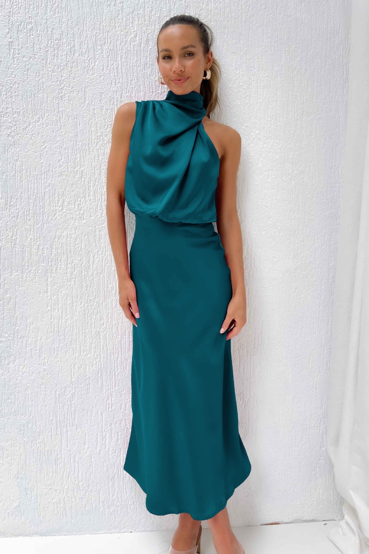Benthe - Sukienka Midi z Designem Off-the-Shoulder
