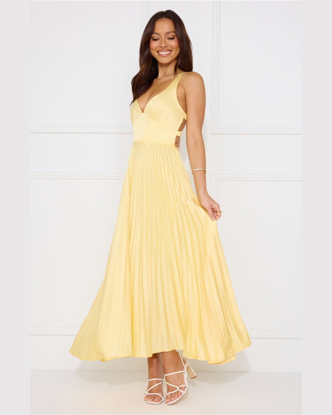 Amelia | Elegancka Sukienka w Promieniach Słońca